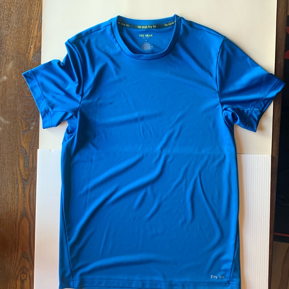 Small tek gear shirt